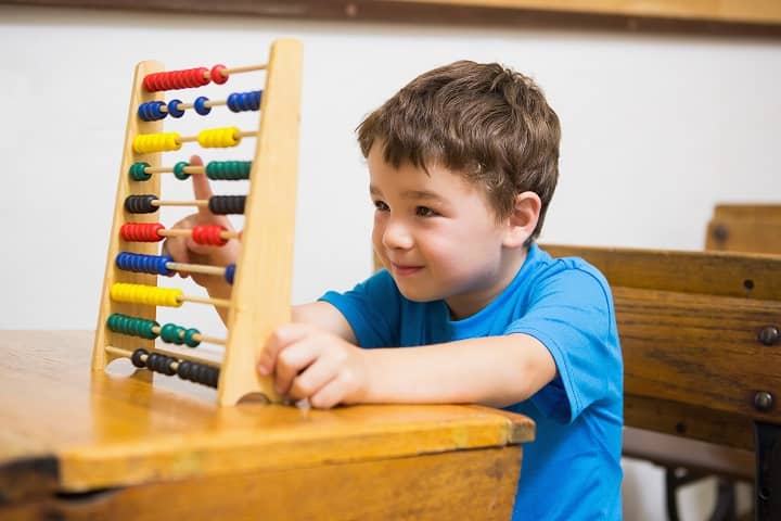 18172300 student doing maths on abacus pequena